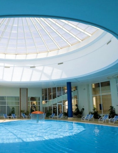 Indoor swimming pool with Jacuzzi bath